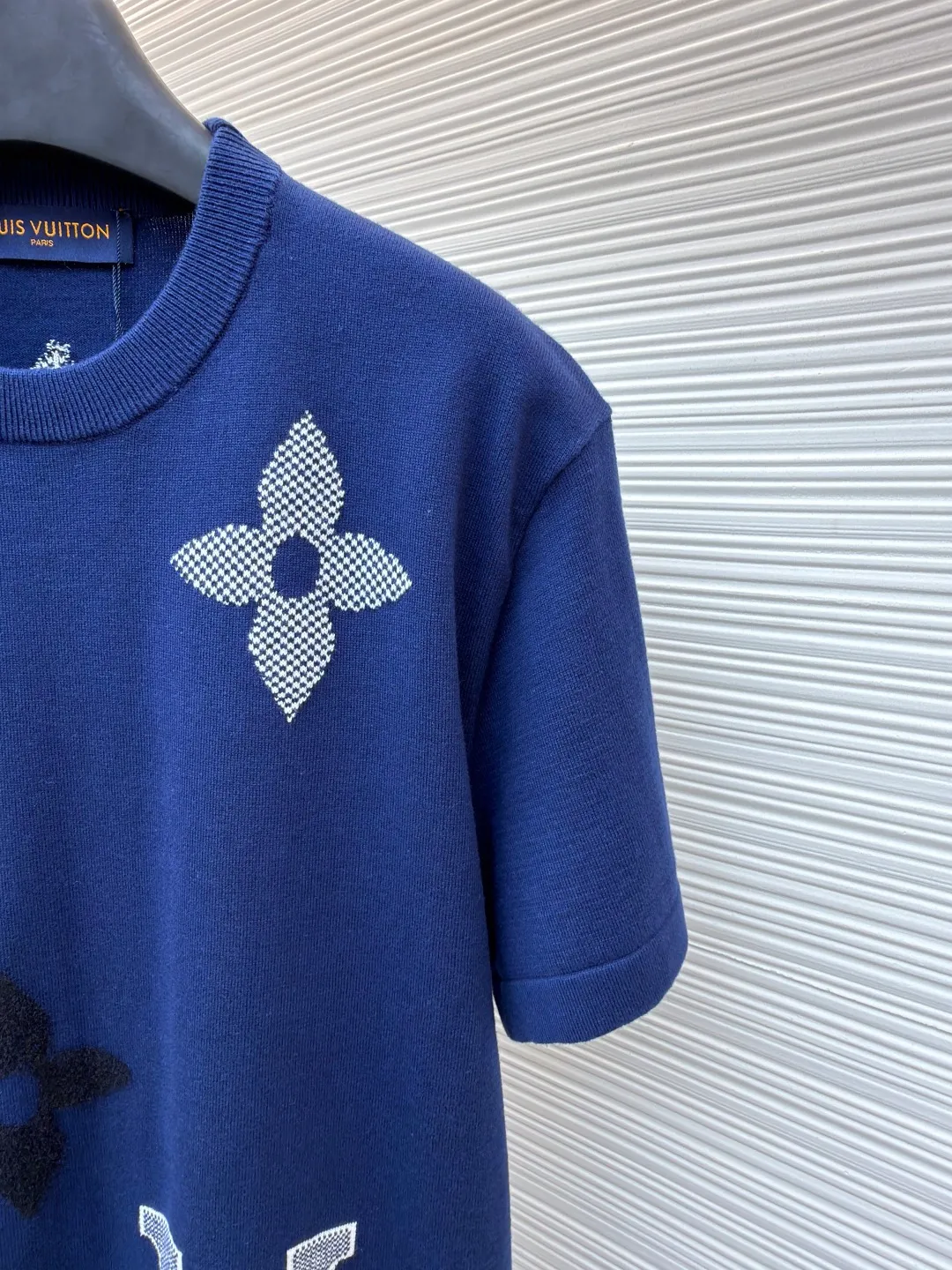 LOUIS VUITTON SKI ski series knitted intarsia round neck short-sleeved T-shirt ●Original version: Purchased and developed for 15999 ●Item number: 1681456-A85 ●Fabric: cotton fabric ●Technology: knitted intarsia production ●Color: blue ●Version: fitted version ●Weight: about 320 grams ●Size: XS-S-M-L ●Description: This T-shirt is made of high-quality knitted fabric, with a soft and crisp texture. The dark blue tone shows a high-end texture. The round neck structure adopts precision hemming technology, and the neckline fits the neck and is not easily deformed. The body of the garment is covered with the brand's classic logo, using a combination of jacquard and embroidery techniques. Different logo textures are three-dimensional and rich in color, highlighting the brand's high recognition. The body of the garment is sewn using industrial-grade flat seam technology. The stitches are smooth and even, and the stitches at the hem and cuffs are fine and firm. From the selection of knitted fabrics to the detailed control of logo technology, every process reflects Louis Vuitton's pursuit of craft precision and creative design. It not only retains the daily practicality of the T-shirt, but also demonstrates the brand's light luxury recognition through multiple logos. It is a fusion of knitting technology and fashion design. The overall wiring is straight and delicate, the fabric is comfortable and soft, and the color is consistent without color difference. It can be matched with the same style to create a fashionable look and control various occasions. Customized accessories, complete with three standards, same style for men and women!